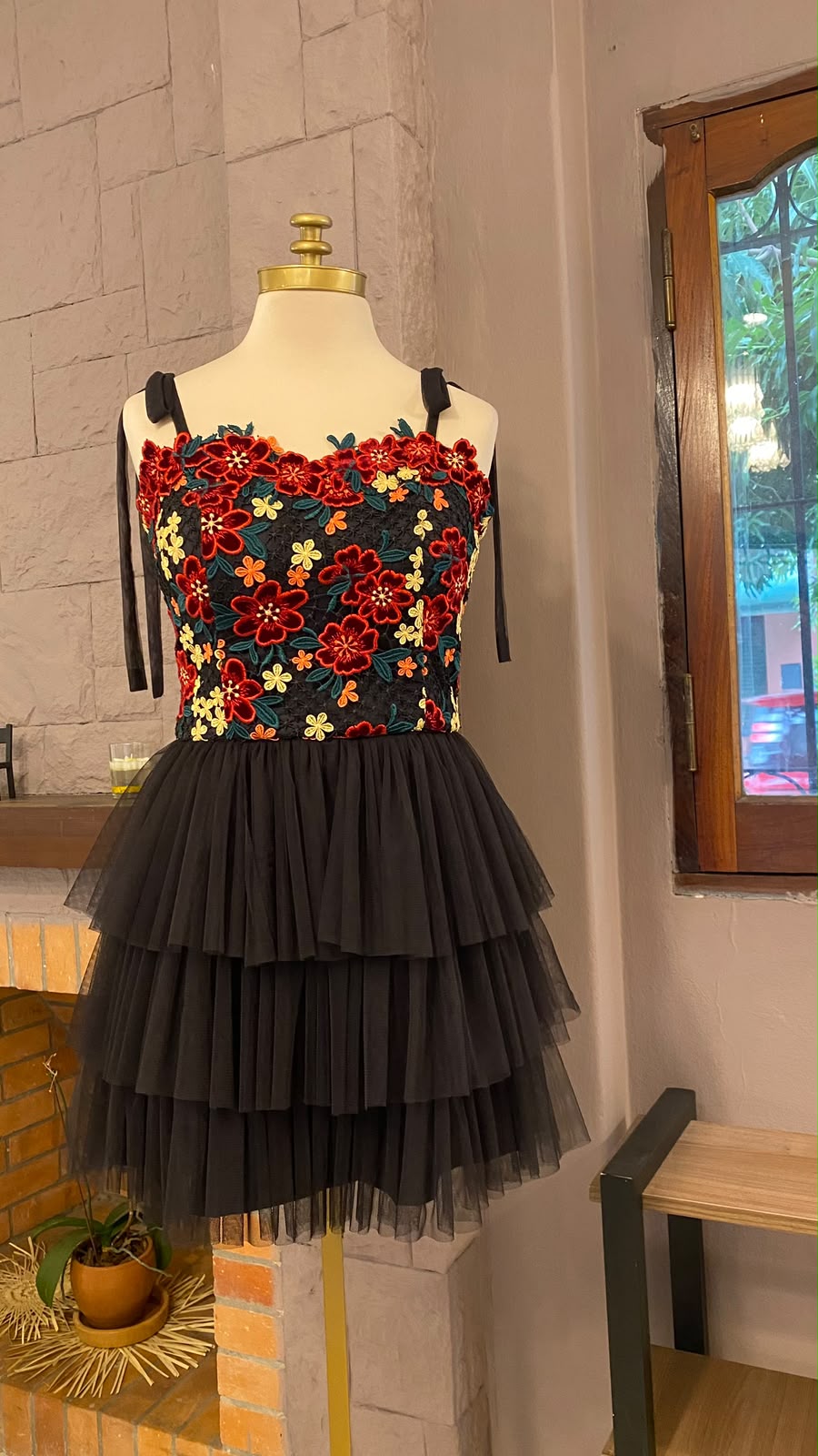 Vestido con bordado floral y falda de tul en capas