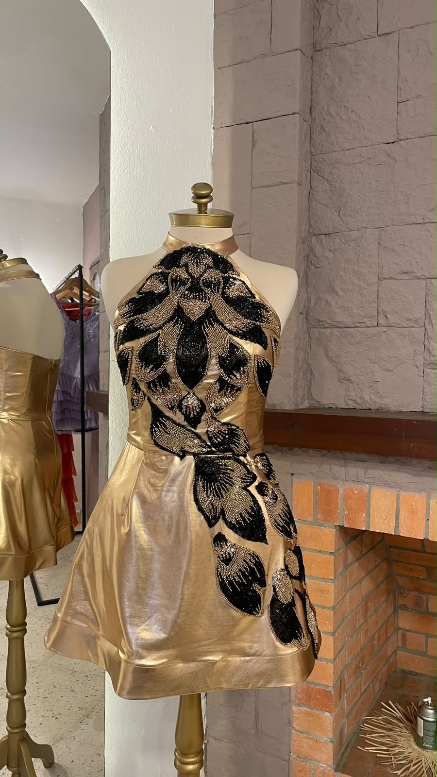 Vestido halter dorado con pedrería bordada a mano