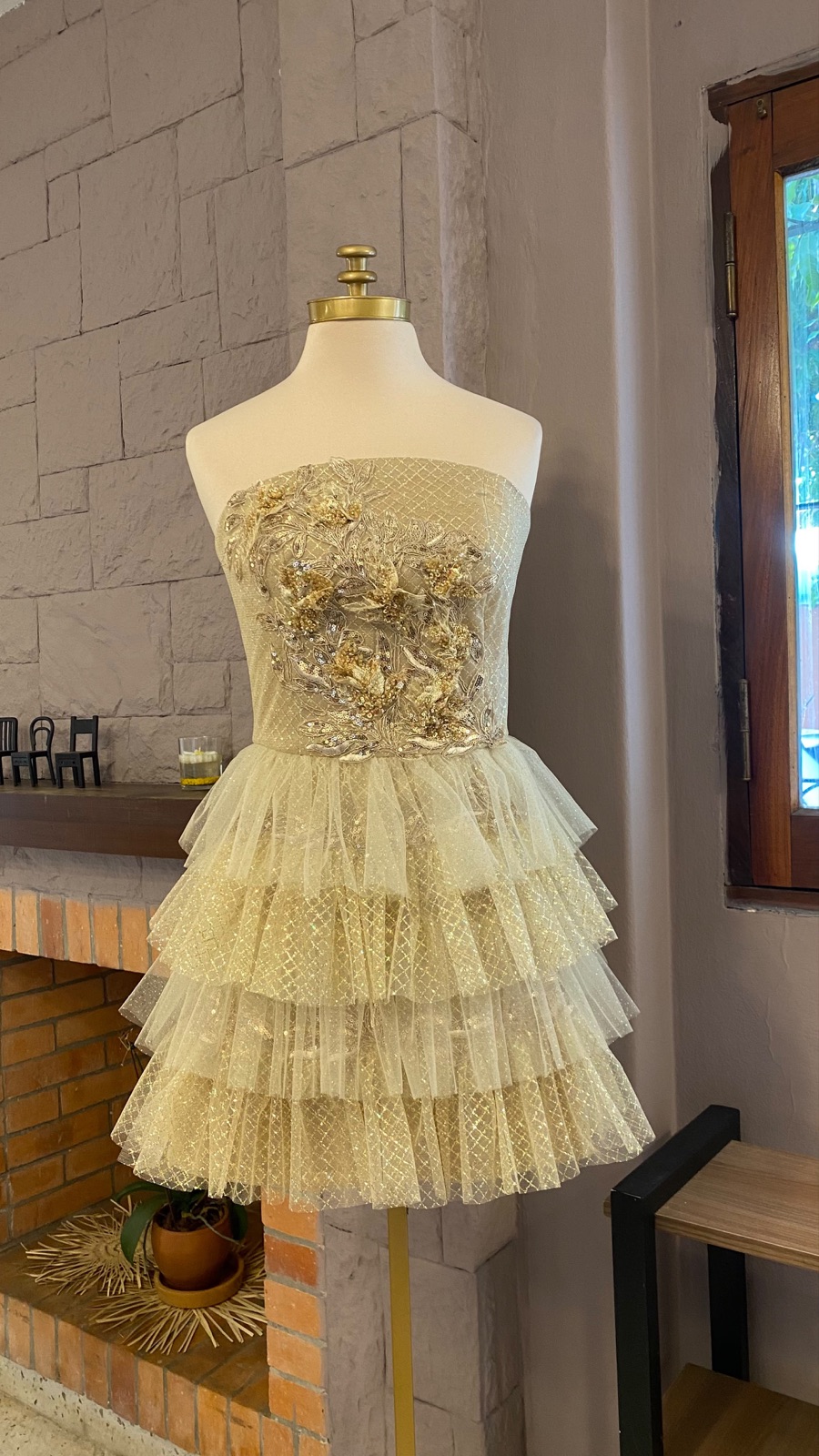 Vestido strapless en tul dorado con apliques de lentejuelas